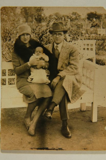 Ernesto Guevara Lynch y Celia de la Serna en Rosario (Argentina). Allí nació su hijo Ernesto, Che Guevara, un 14 de junio de 1928. Ambos pertenecían a la clase alta de su país, aunque venida a menos. Pero dieron una esmerada educación a sus hijos muy basada en el libre pensamiento y –por arte de su madre, sobre todo- en una sensibilidad más en sintonía con la izquierda. Definida como progresista y feminista, se encontraba muy cercana a Victoria Ocampo. A su paso, según su hijo Juan, la gente murmuraba: “Celia conduce, Celia lleva pantalones, Celia no va a misa”. Cosas así… Su padre conservaba rentas familiares y pecaba de sueños de grandeza, que raramente cumplía. Fue sagaz y mujeriego. Tuvo una relación tensa con su hijo que se agudizó tras el triunfo de la Revolución en Cuba.