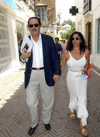 Julián Muñoz e Isabel Pantoja, paseando por Marbella en 2003.