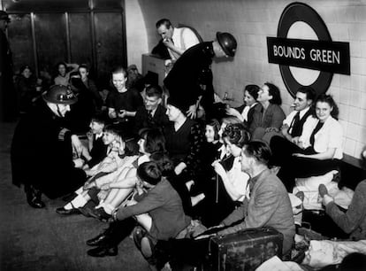 El metro sirvió de refugio durante los bombardeos de las Segunda Guerra Mundial. A pesar de las dificultades para descansar, estos londinenses se mantenían optimistas en la estación de Bounds Green en 1940.