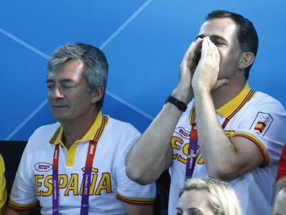 El Príncipe Felipe, acompañado por el presidente de la Federación Española de Natación, Fernando Carpena Pérez