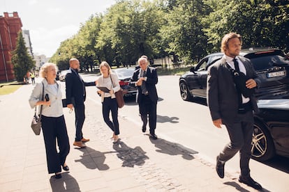 Sábado 20 de julio, el alto representante Josep Borrell llega a Riga (Letonia) para entrevistarse con su ministra de Exteriores, Baiba Braze, y visitar una base de la OTAN. Le rodea su staff y su equipo de seguridad.