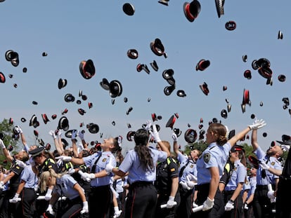 Los nuevos agentes de los Mossos y policías locales, celebran su graduación al finalizar el acto de entrega de los diplomas de la Escuela de Policía de Cataluña.