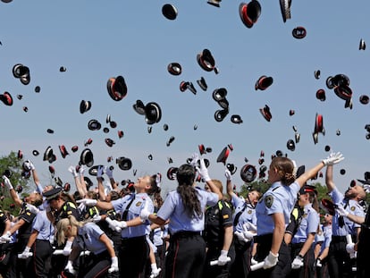 Los agentes de los Mossos y policías locales celebran su graduación al finalizar el acto de entrega de los diplomas de la 32 promoción.