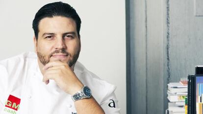 El cocinero Xanty Elías cierra su restaurante Acánthum, el único estrella Michelin de Huelva. La pandemia y el incremento del precio del alquiler del local han llevado al cocinero a echar el cierre. 
Otra de las razones, también de peso, es la próxima apertura de la Finca Alfoliz, un proyecto gastronómico que comenzó a desarrollar en 2016 y que está situado en un terreno y edificación propiedad de su familia, en Aljaraque, con 10.000 metros cuadrados rodeado de naturaleza y de espacios al aire libre. El restaurante estará centrado en la cocina de brasas y en los productos de cercanía, además de contar con un huerto del que se abastecerá la despensa. 
Además, desarrollará un concepto de restaurante sostenible en la zona del puerto de Huelva, en el muelle de Levante. El grupo Xanty Elías tiene en marcha, con la Fundación Prenauta, una iniciativa solidaria en Andalucía, el programa Los niños se comen el futuro, un proyecto de educación en cultura gastronómica para incentivar el consumo responsable.