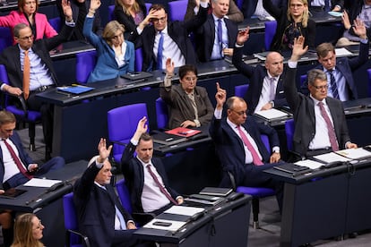 Votacin de la llamada "ley de contencin de la migracin" este viernes en el Parlamento alemn. En primera fila, con corbata fucsia, el lder parlamentario de la CDU, Friedrich Merz. 