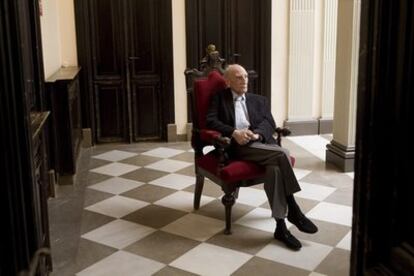 Francisco Ayala, en 2008, minutos antes del homenaje que se le tributó en el Carmen de los Mártires en Granada.