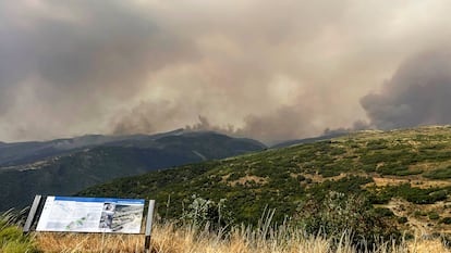 Vista desde Castrillo de Cabrera (León) del incendio que afecta a los municipios de Odollo y Llamas.