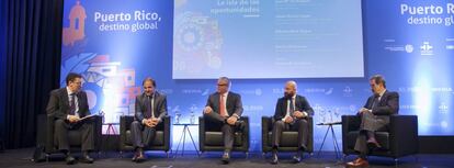 De izquierda a derecha, Fernando Gualdoni, redactor jefe de 'Negocios'; José María Gil Aizpuru, director comercial para Latinoamérica de Gas Natural Fenosa; Alberto Bacó, secretario de Desarrollo Económico y Comercio de Puerto Rico; Jaime García-Legaz, exsecretario de Estado de Comercio y presidente de CESCE, y Emilio Ontiveros, presidente de AFI.