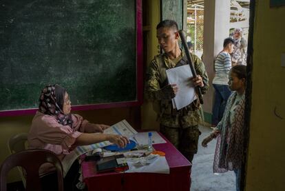 Para garantizar una jornada electoral pacífica en un país donde la violencia suele acompañar los comicios, se han desplegado 35.000 efectivos del Ejército, mientras que 143.000 agentes de la Policía vigilan los centros de votación.