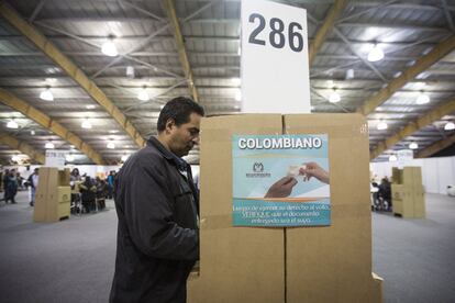 Un colombiano emite su voto en el centro de convenciones Corferia