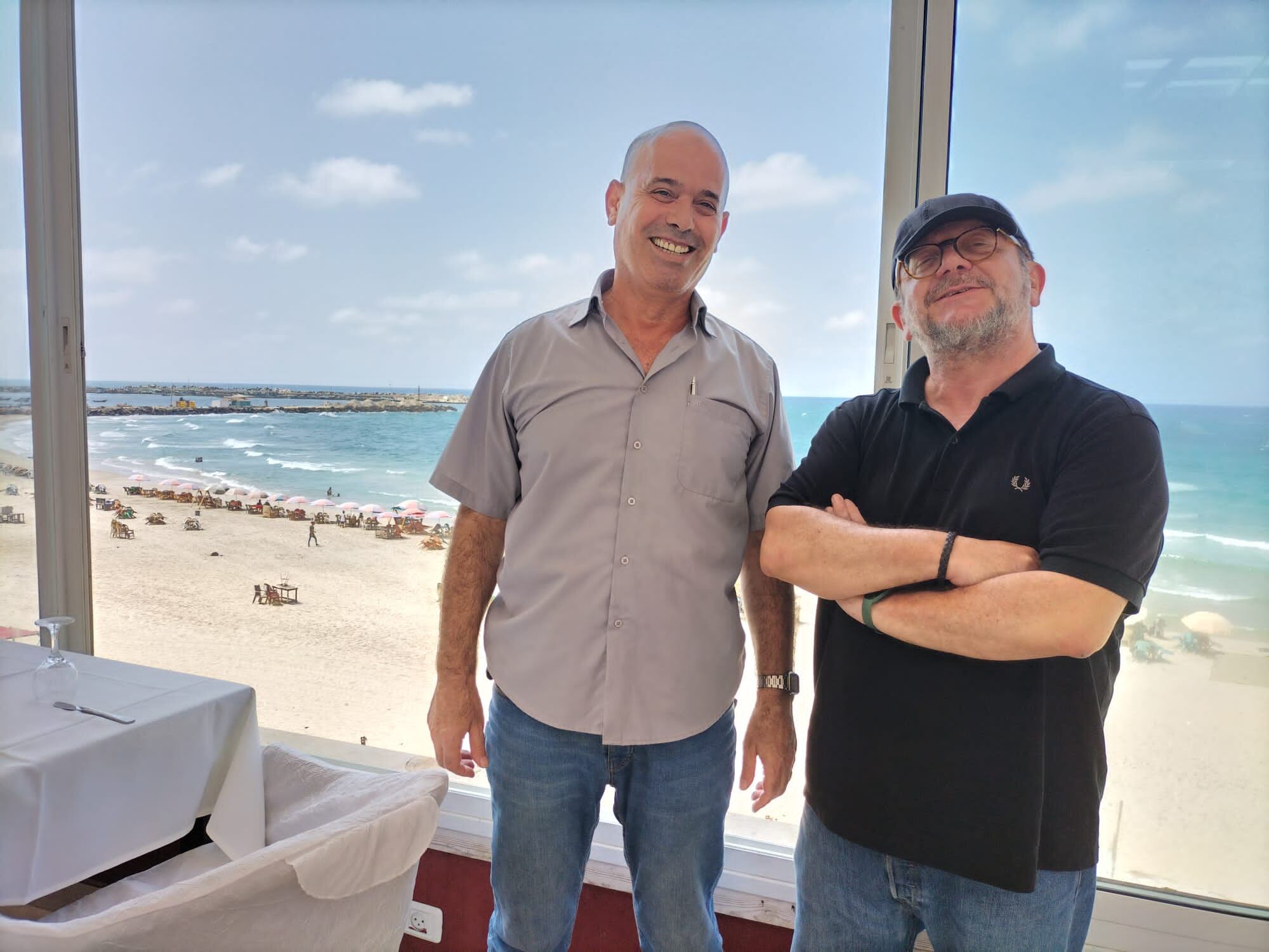 Kayed Hammad junto a Juan Carlos Sanz, actual corresponsal de EL PAÍS para el Magreb, en agosto de 2022 en Ciudad de Gaza.