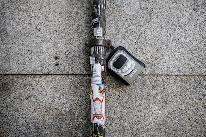 Un cajetín con las llaves de un piso turístico en la calle madrileña calla Toledo.