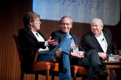 Robert Redford, Bob Woodward y Carl Bernstein (de izquierda a derecha) en un panel sobre el Watergate.