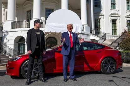 Donald Trump y Elon Musk, ante un coche de Tesla, en marzo, en la Casa Blanca.
