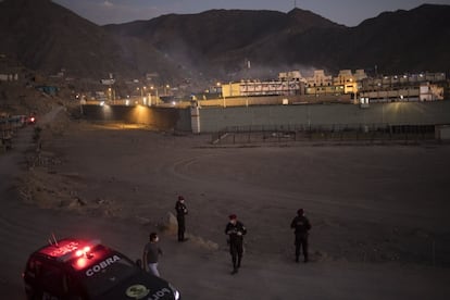Una vista al exterior de la prisión en Lima, Perú.