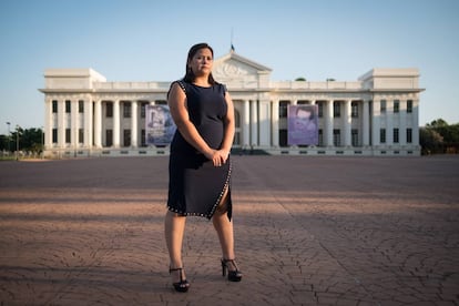 La doctora Karen Ojeda en la Plaza de la Revolución, Managua, frente al Palacio Nacional de la Cultura.