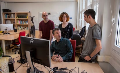 Eneko Agirre junto a algunos miembros de su equipo de investigación en la Facultad de Informática del País Vasco en San Sebastián.
