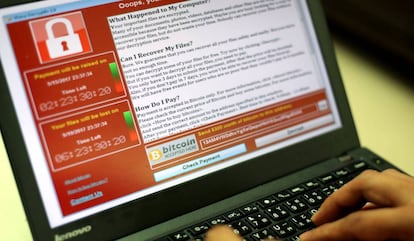 Ejemplo de pantalla tras sufrir un ciberataque con 'ransomware' que reclama un rescate en bitcoins.