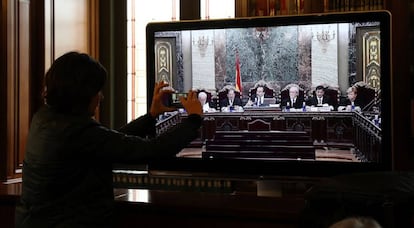 Un monitor de la sala de premsa durant la vista per les qüestions prèvies del judici del procés.