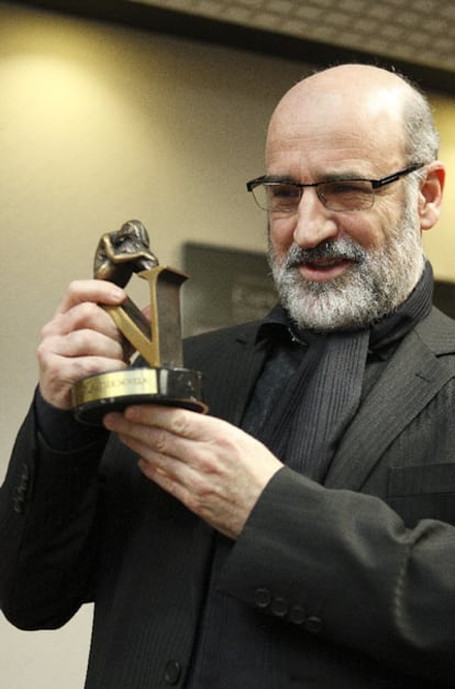 El escritor Fernando Aramburu posa con su premio.