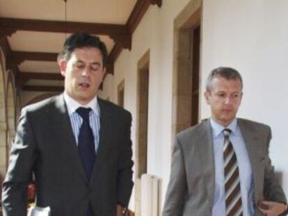 G&oacute;mez Besteiro y Alfonso Rueda, secretario general del PP gallego, en 2010.