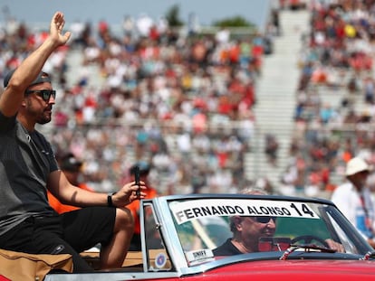 Alonso saluda a los aficionados en el gran premio de Canadá.