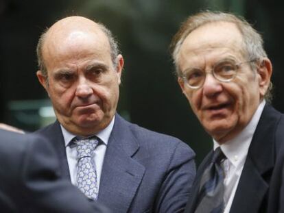 El ministro espa&ntilde;ol de Econom&iacute;a, Luis de Guindos, junto al ministro italiano de Finanzas, Pier Carlo Padoan, antes de una reuni&oacute;n del Eurogrupo