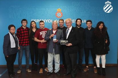 Elías Contel recibe un obsequio junto a su familia y representantes del RCD Espanyol de Barcelona el pasado domingo.