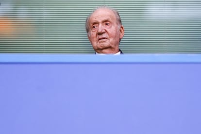 El rey emérito Juan Carlos I, en el palco del estadio del Chelsea, en Londres.