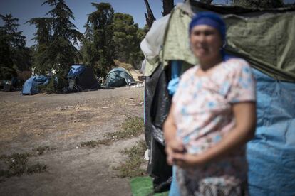 Virgul, desenfocada en primer plano. Al fondo, otras tiendas donde duermen una veintena de inmigrantes, la mayoría procedentes de Rumanía.