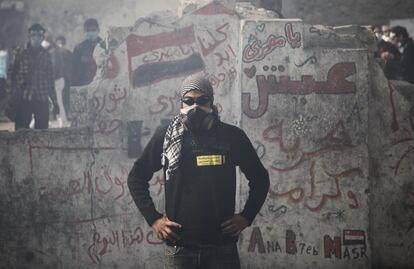 Un manifestante, con máscara de gas, en las cercanías de la plaza de Liberación, el miércoles 23 de noviembre.