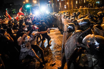 Manifestantes enfrentam a polícia nos protestos em Lima, na noite de quinta-feira.