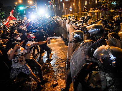 Manifestantes enfrentam a polícia nos protestos em Lima, na noite de quinta-feira.