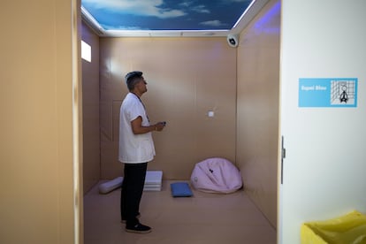 Antoni Ramos Quiroga, jefe de Psiquiatría de Vall d'Hebron, cambia la luz en el Espai Blau, una sala de autocontención en la planta de hospitalización psiquiátrica infantojuvenil.