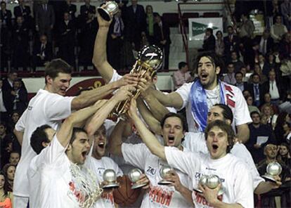 Los jugadores del Tau Vitoria celebran, copa en mano, la consecución del título.