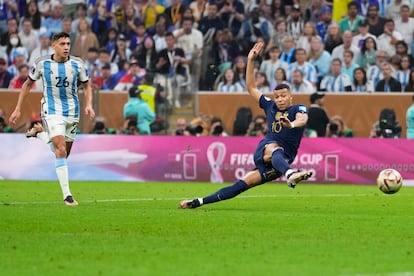 Kylian Mbappé marca el segundo gol de Francia en la final frente a Argentina. 