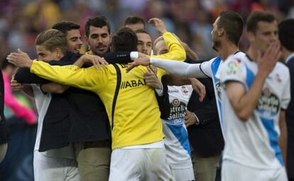 Los jugadores del Deportivo celebran la permanencia.