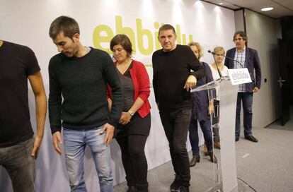 Arnaldo Otegi y dirigentes de EH BIldu tras analizar en una comparecencia la operación policial en Cataluña.