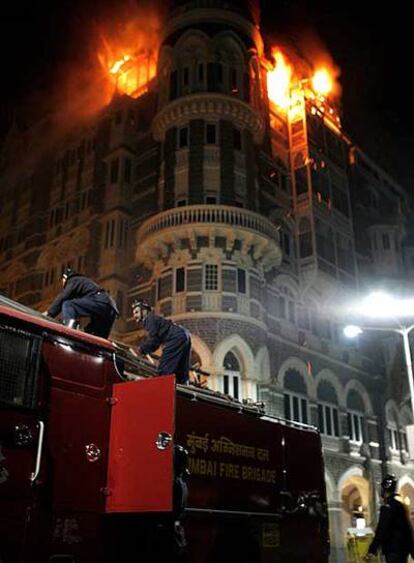Las llamas dibujan el contorno del hotel Taj Mahal, de Bombay, tras las explosiones.
