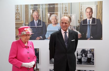 La reina y su esposo, en la presentación de los nuevos sellos oficiales de la familia real hace un mes.