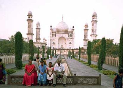 El mausoleo de Bibi Ka Maqbara, en Aurangabad, es el escenario perfecto para los retratos familiares.