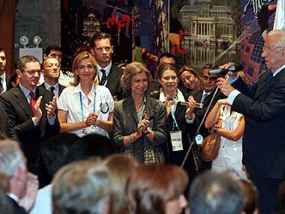 La Reina, junto a los duques de Palma y el presidente de la Comunidad de Madrid, Ruiz-Gallardón, entre otros, aplauden a Samaranch.