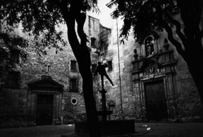 Una de les imatges del llibre de Theros Barcelona a cau d’orella, de la plaça de Sant Felip Neri.