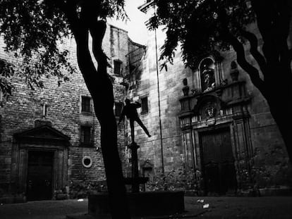 Una de les imatges del llibre de Theros Barcelona a cau d&rsquo;orella, de la pla&ccedil;a de Sant Felip Neri.