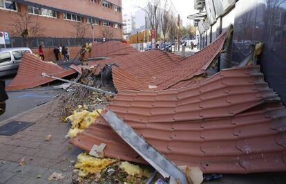 La cubierta de un edificio de Terrassa, abatida por el fuerte viento.