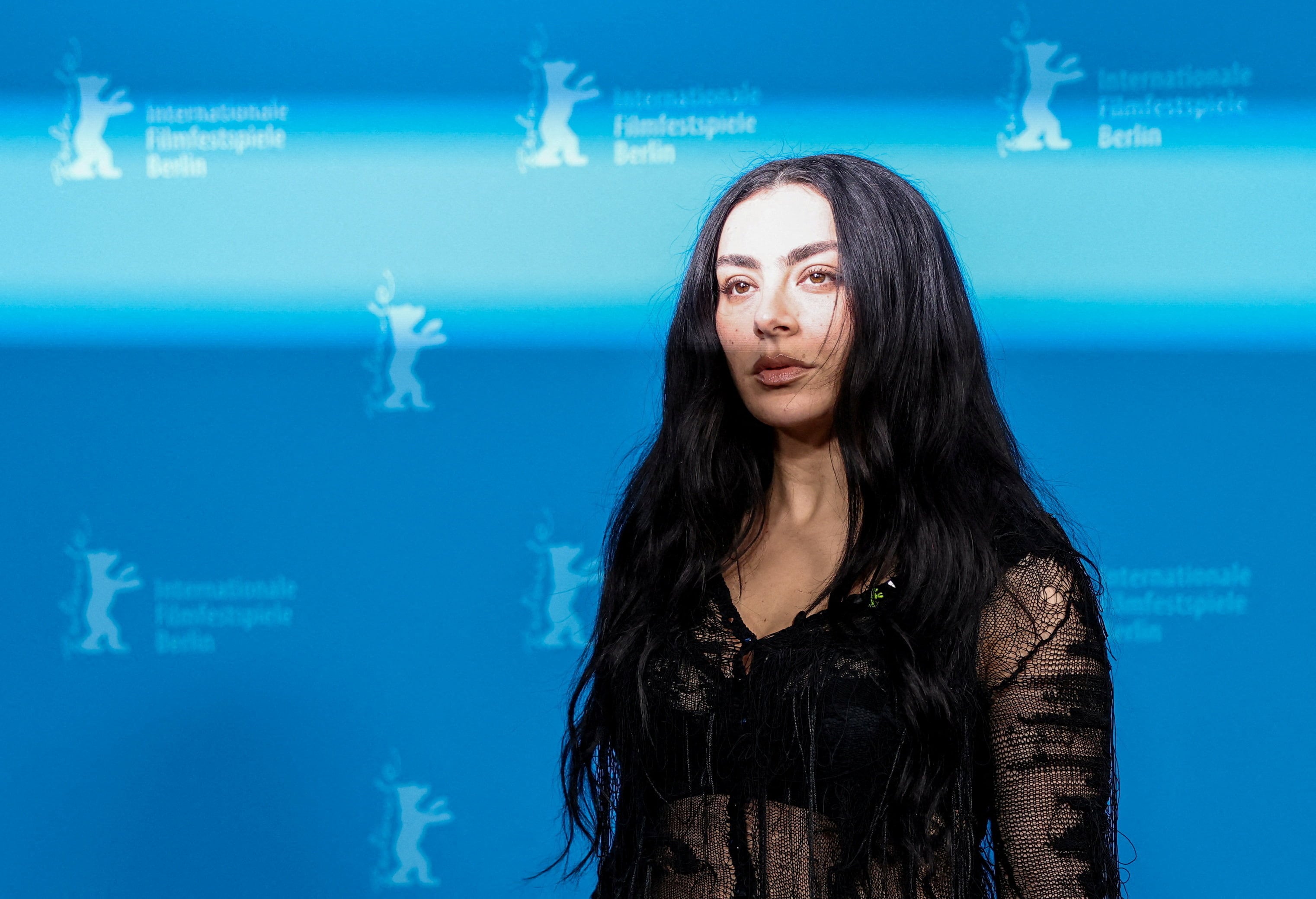 Charli XCX publica su disco más introspectivo: “Brat’ era la fiesta, y ‘Music, Fashion, Film’ es la resaca”