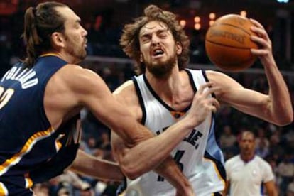 Pau Gasol pelea con Scott Pollard de los Pacers de Indiana. Memphis derrotó a Indiana 105-75.