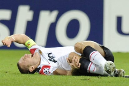 Vidic, en el césped tras lesionarse.