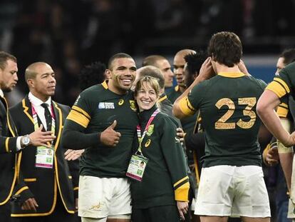 Habana posa con una empleada de la federaci&oacute;n sudafricana de rugby.