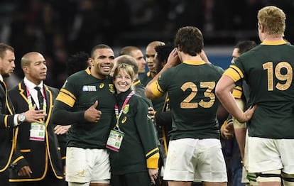 Habana posa con una empleada de la federación sudafricana de rugby.